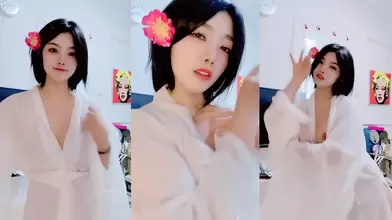 【2025年新流】，青春无敌，抖音风艺校美少女【杨晓花】定制福利②，露脸露点，各种热门BGM裸舞 (1)
