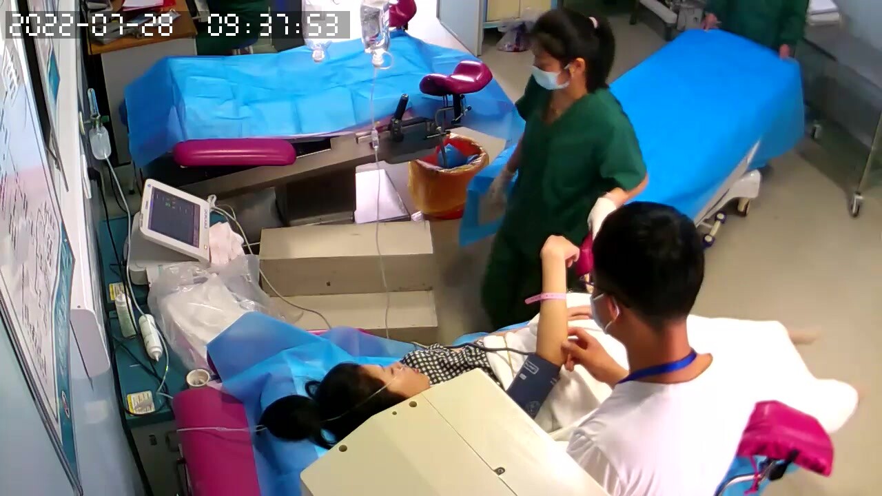 最新流出私房售价70元的国内医院妇产科摄像头监控02年7月孕妇分娩手术高清偷拍视频流出 (4)
