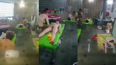 澡堂子内部员工偷拍几个白白嫩嫩正在搓背的美少妇