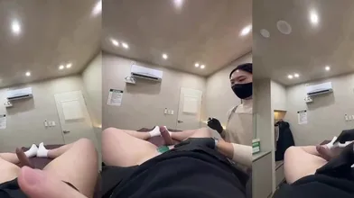 猎奇男儿去阴毛：还有这种服务？美女帮忙去吊毛，话说这小子痛并翘着，整个过程鸡巴都是翘上天的！ (3)