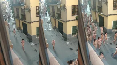 震惊,某女澡堂发生火灾,一群赤身裸体的女人蜂拥跑出来逃命,乐坏了看热闹老少爷们