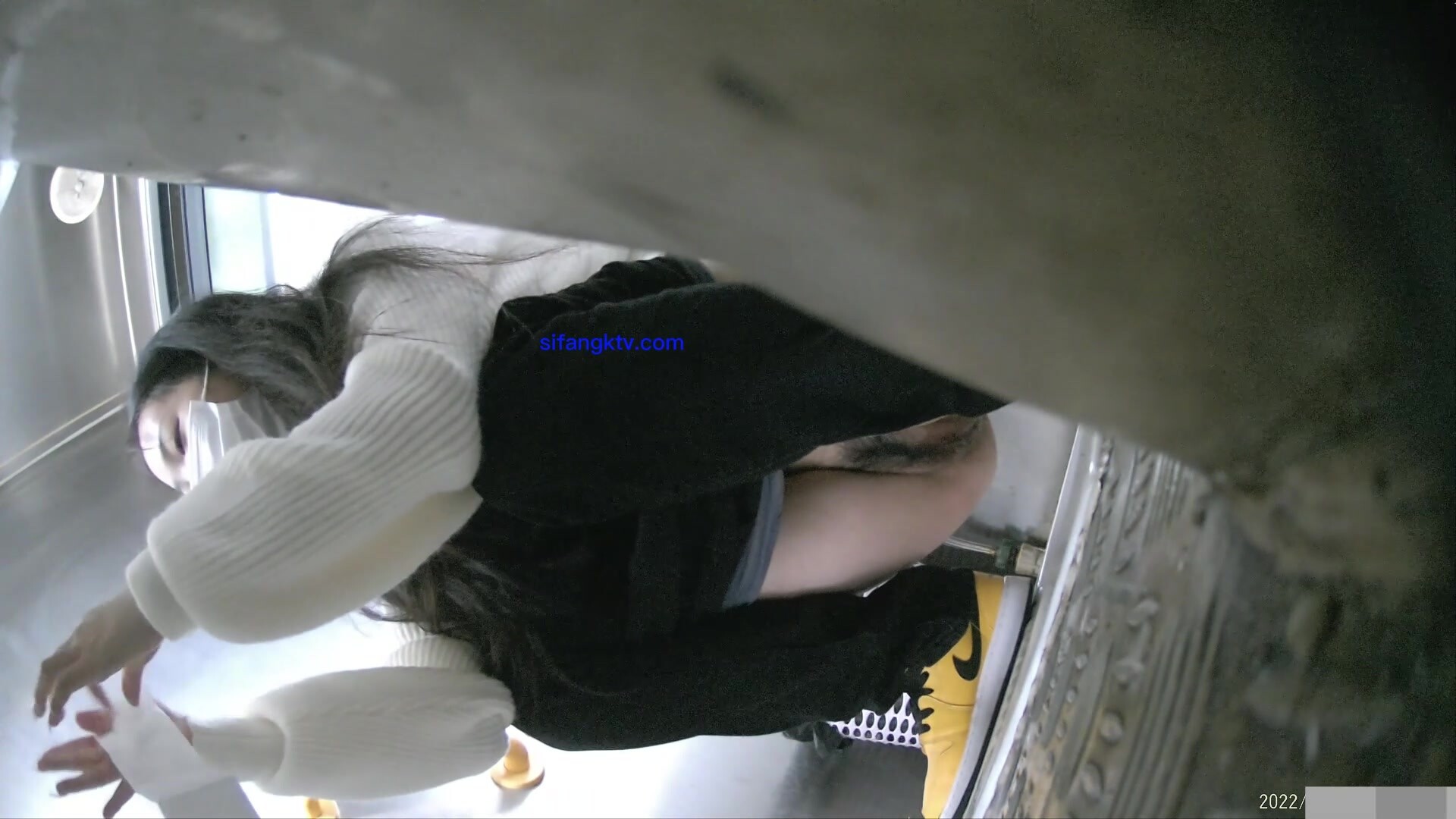 0057-白色针织衫白口罩
