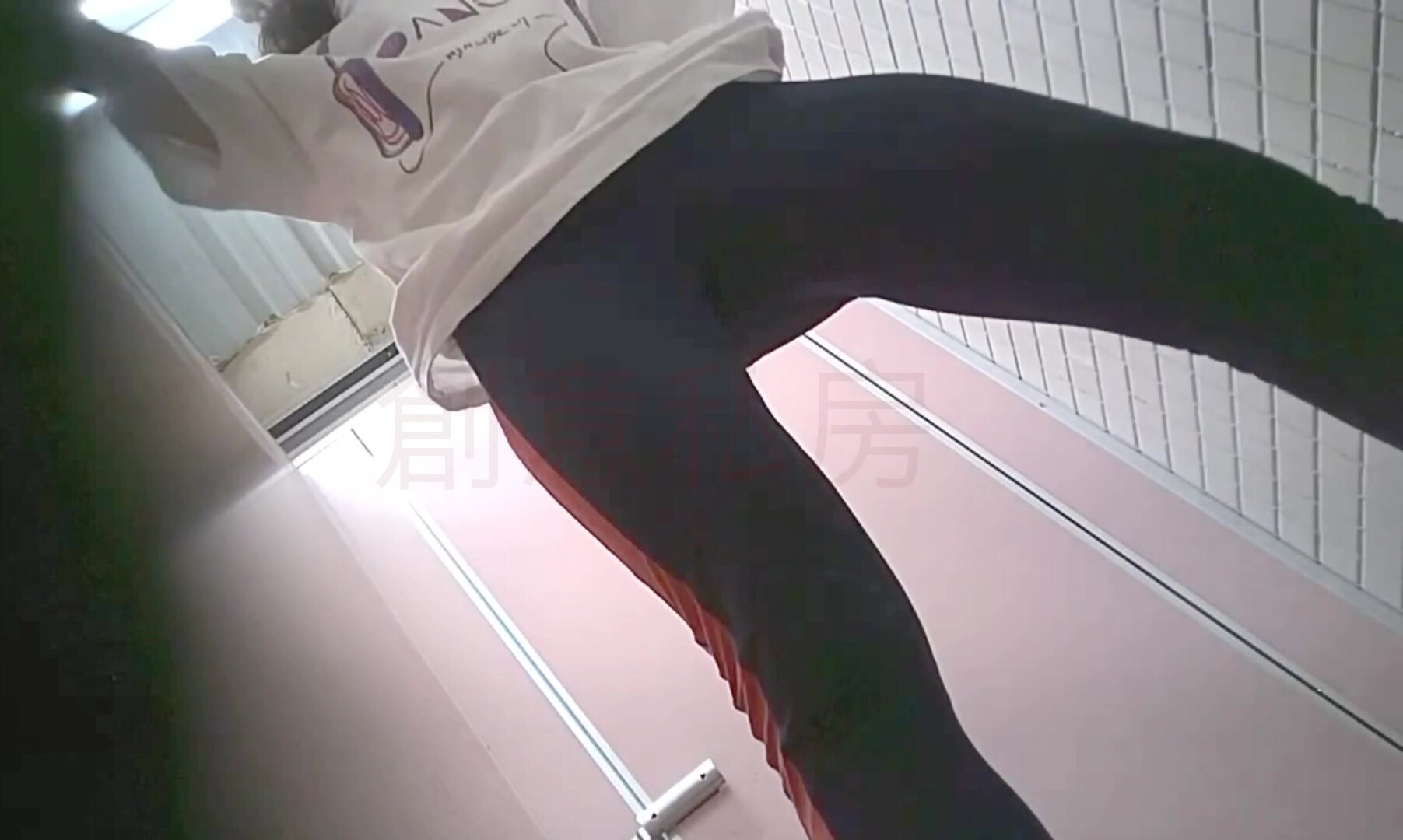 TWTP 几个舞蹈社团的妹子被有心人暗藏摄像头偷拍她们嘘嘘 (2)