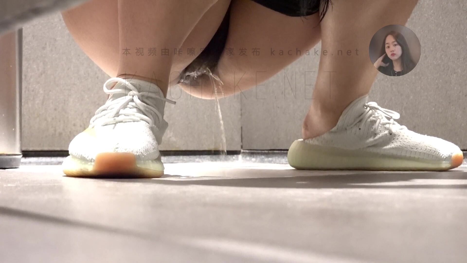 ⚫️⚫️美女如云商场女厕近景特写偸拍超多极品小姐姐方便，先拍私处在同步露脸全身，赏脸赏B视觉盛宴 (9)