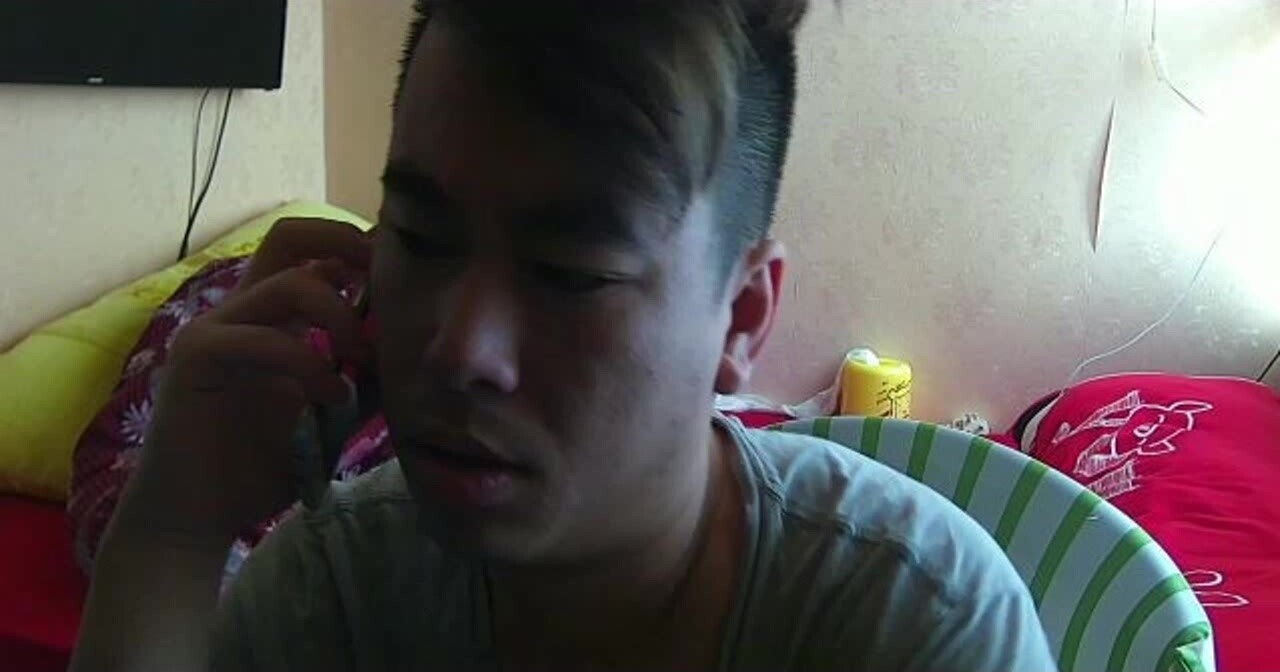 《居家摄像头破解》小伙和漂亮女友之间的私密生活被曝光 (8)