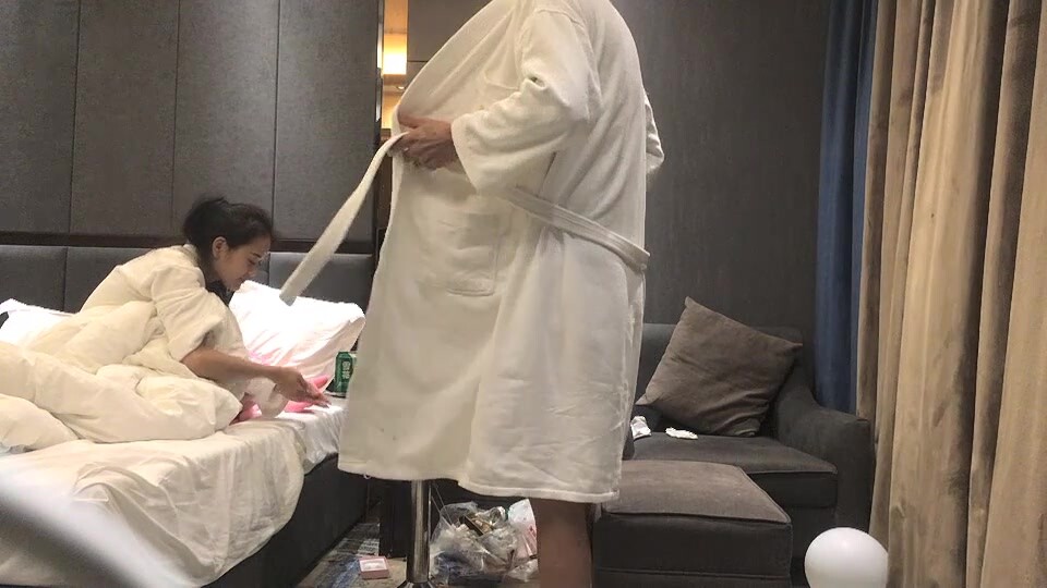 【91约妹达人】泡良大神，万花从中过未流出完整版，谈人生聊感情，推倒插穴更深入的交流 你的大宝贝啊 (4)