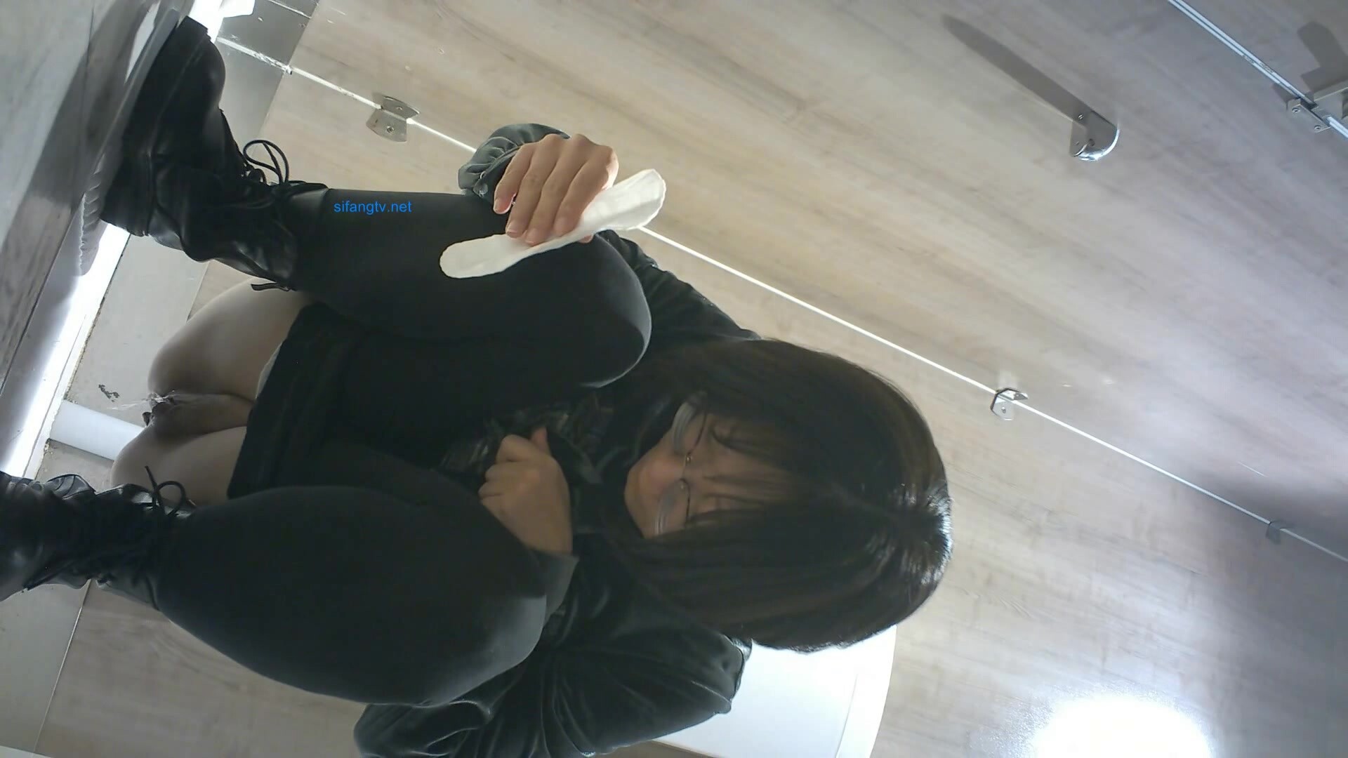 商场女厕全景偷拍多位漂亮小姐姐各种姿势嘘嘘各种美鲍一一呈现 (6)