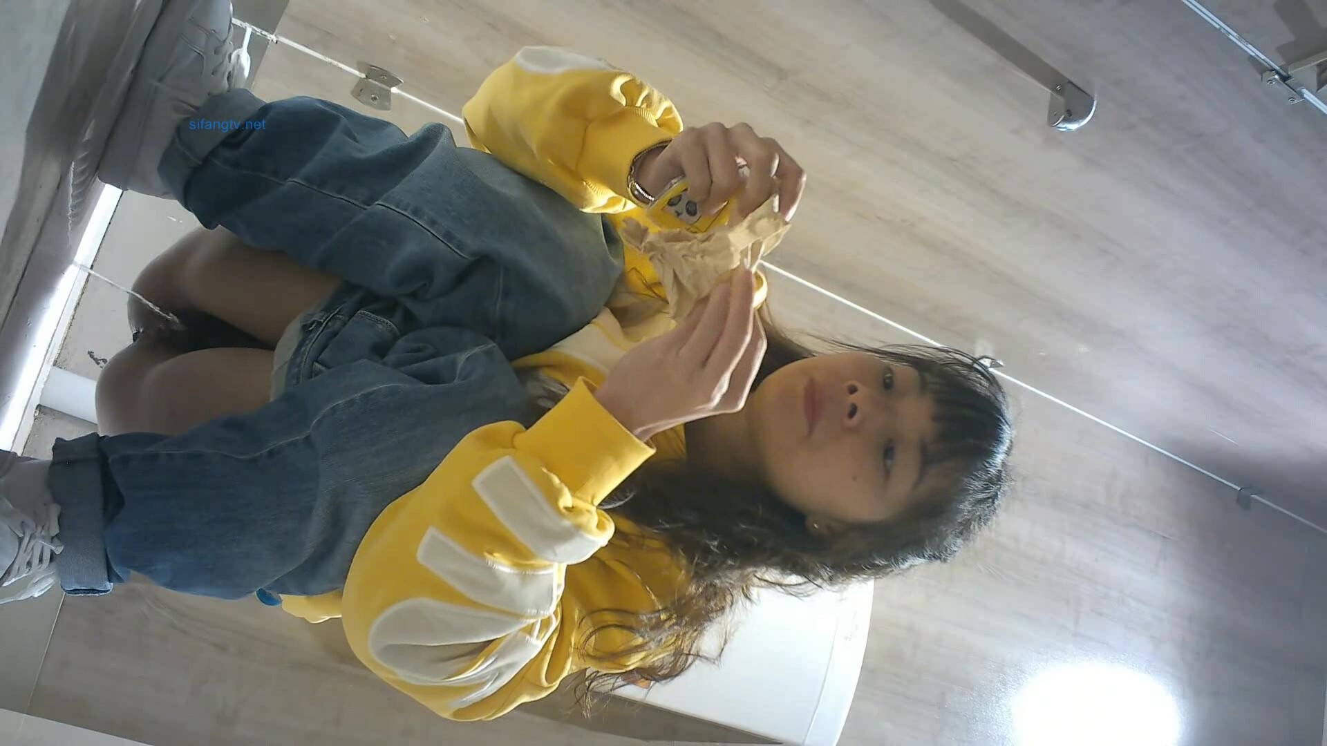 商场女厕全景偷拍多位美女嘘嘘❤️还有几个女神级的少妇各种美鲍鱼完美呈现 (5)