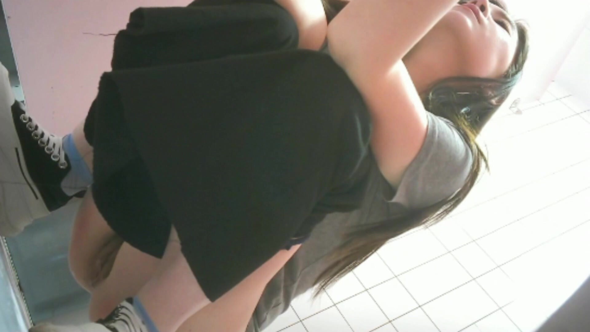 商场女厕全景偷拍多位美女少妇嘘嘘各种美鲍轮流呈现 (36)