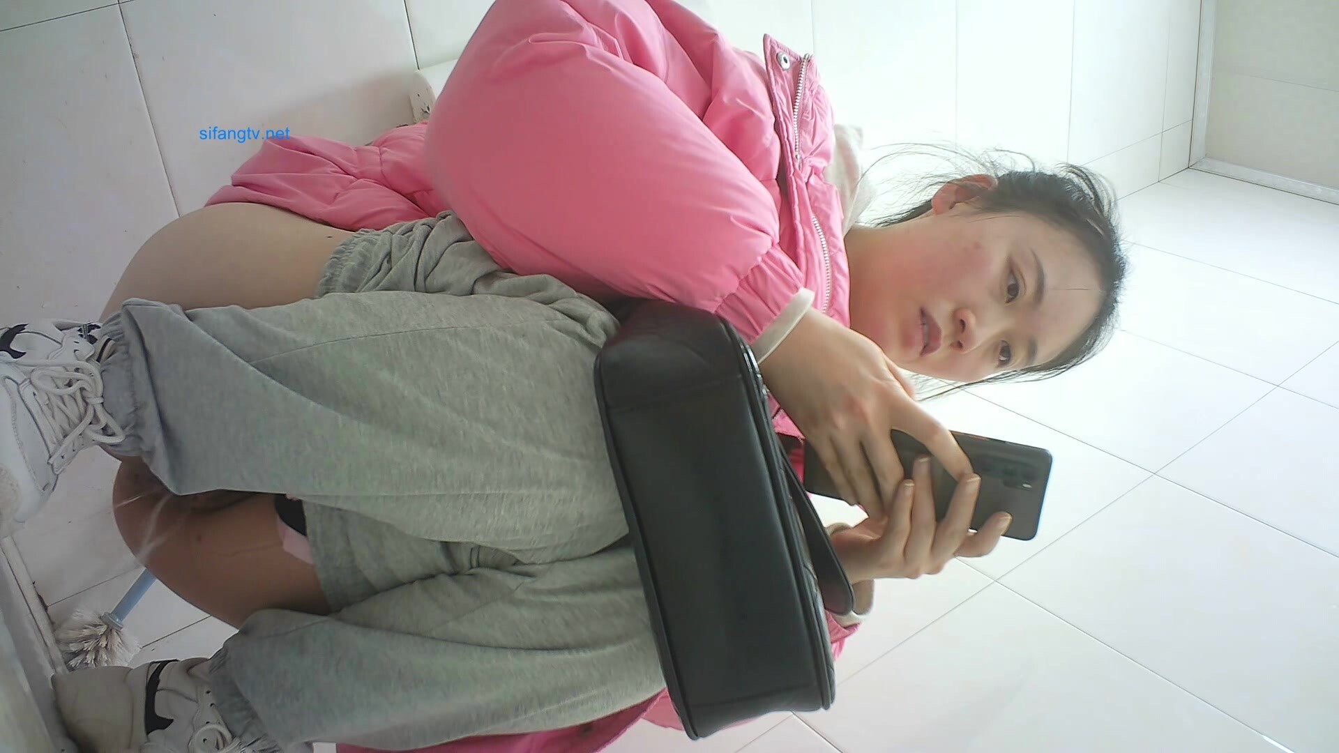 商场女厕全景偷拍多位美少妇各种姿势嘘嘘❤️各种美鲍完美呈现 (20)