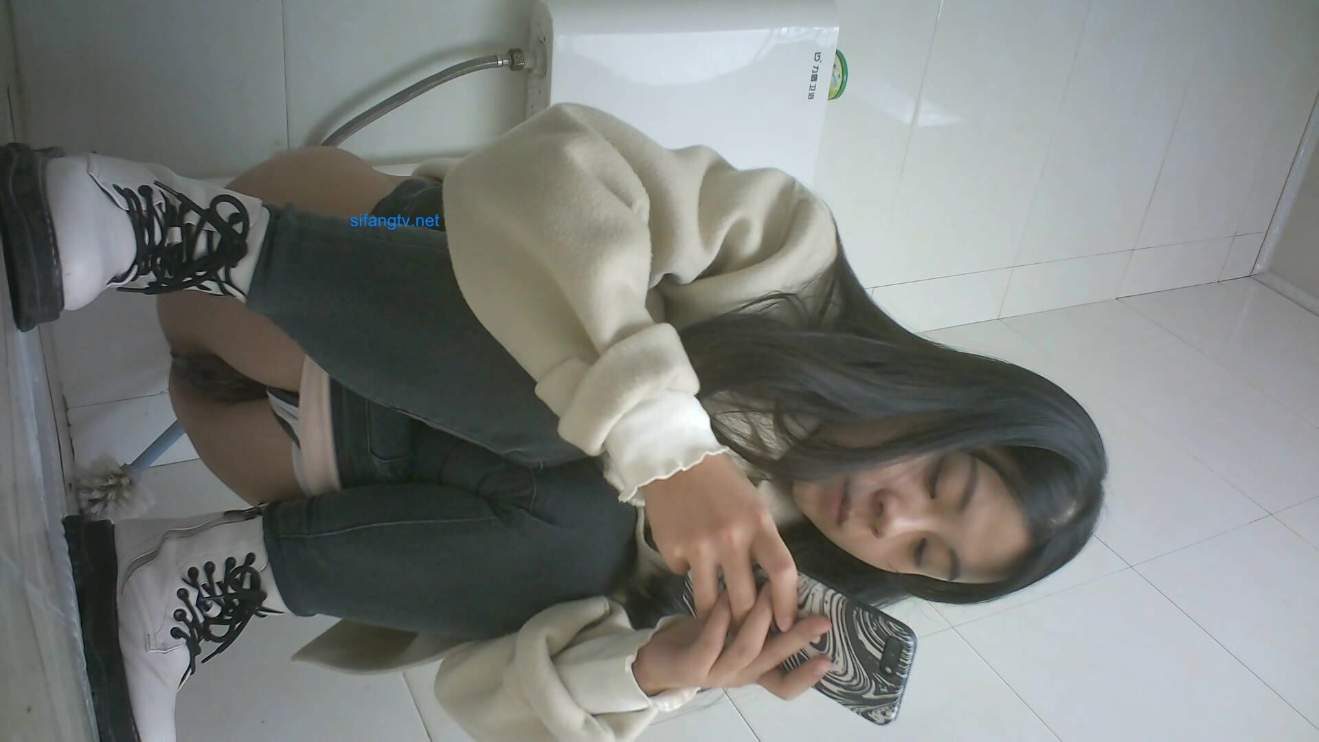 商场女厕全景偷拍多位美少妇各种姿势嘘嘘❤️各种美鲍完美呈现 (3)