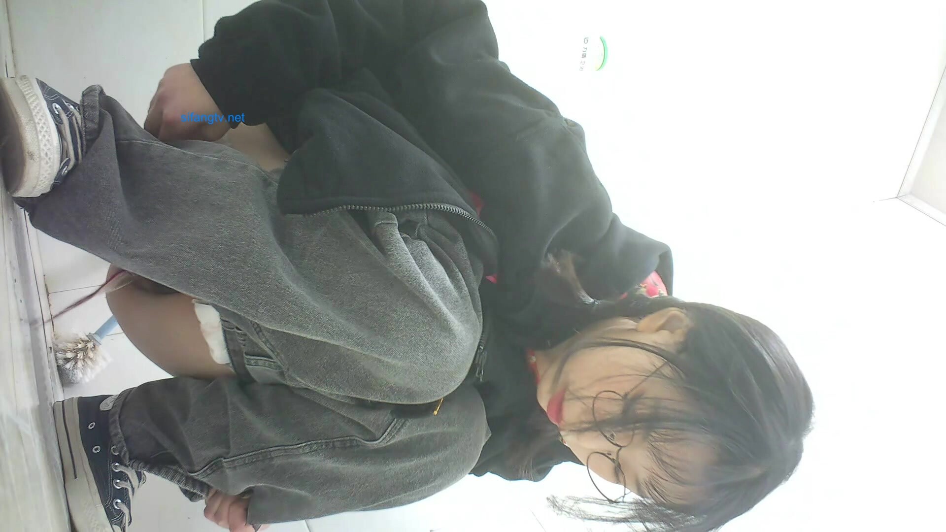 商场女厕全景偷拍多位美少妇各种姿势嘘嘘❤️各种美鲍完美呈现 (4)