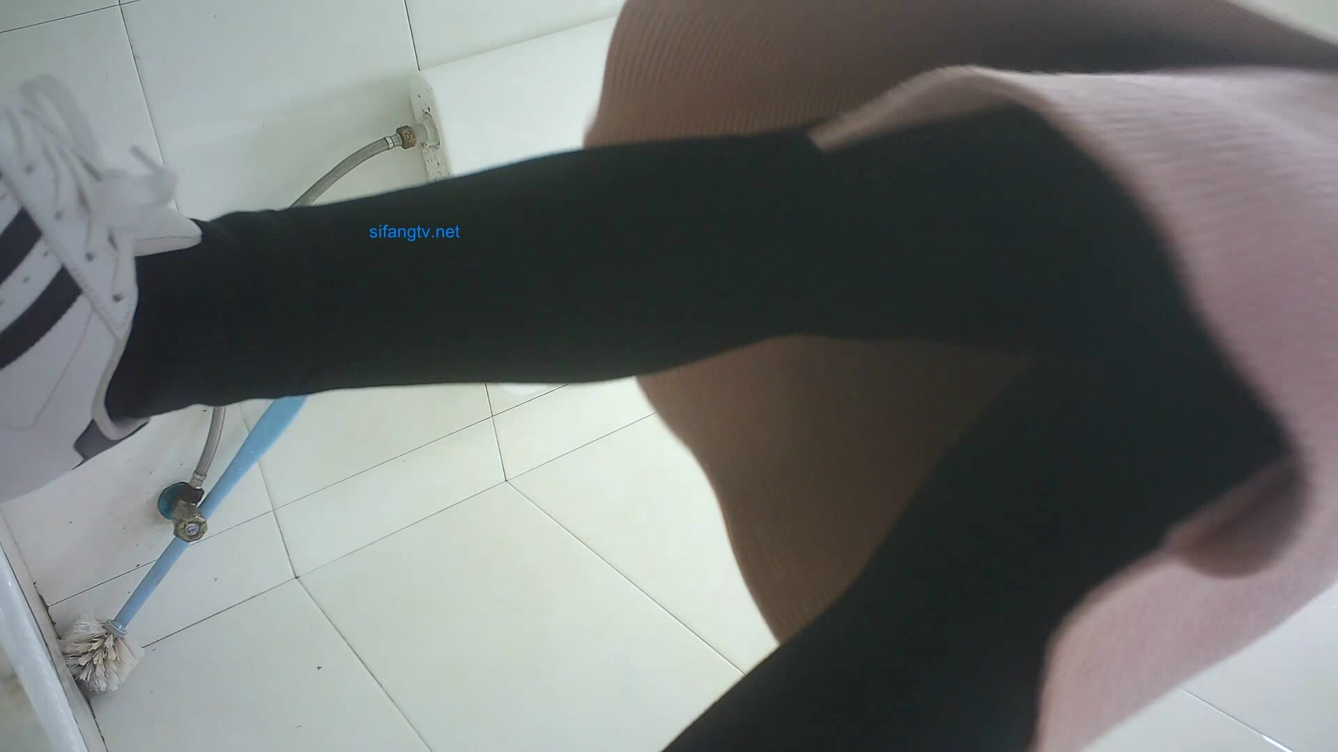 商场女厕全景偷拍多位美少妇各种姿势嘘嘘❤️各种美鲍完美呈现 (5)
