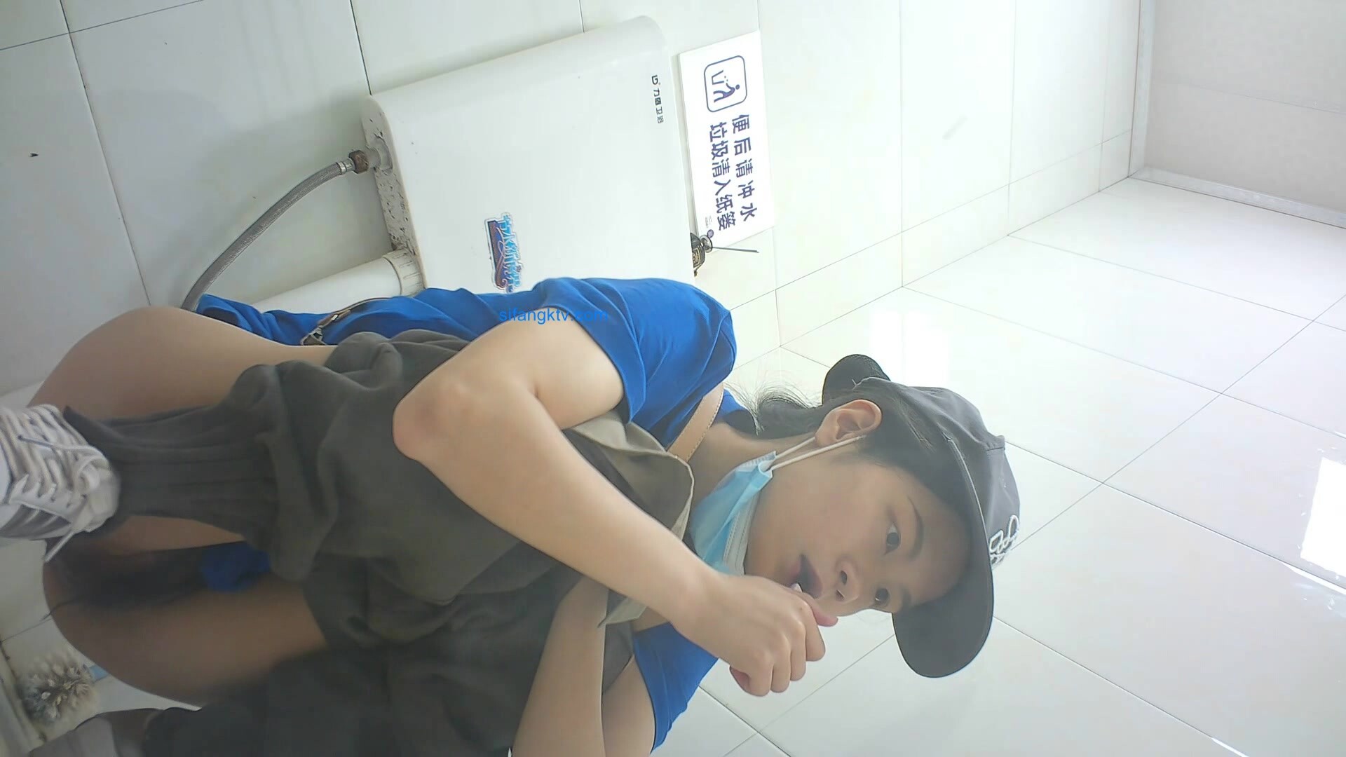 商场女厕全景偷拍多位美少妇各种姿势嘘嘘❤️各种美鲍完美呈现 (9)