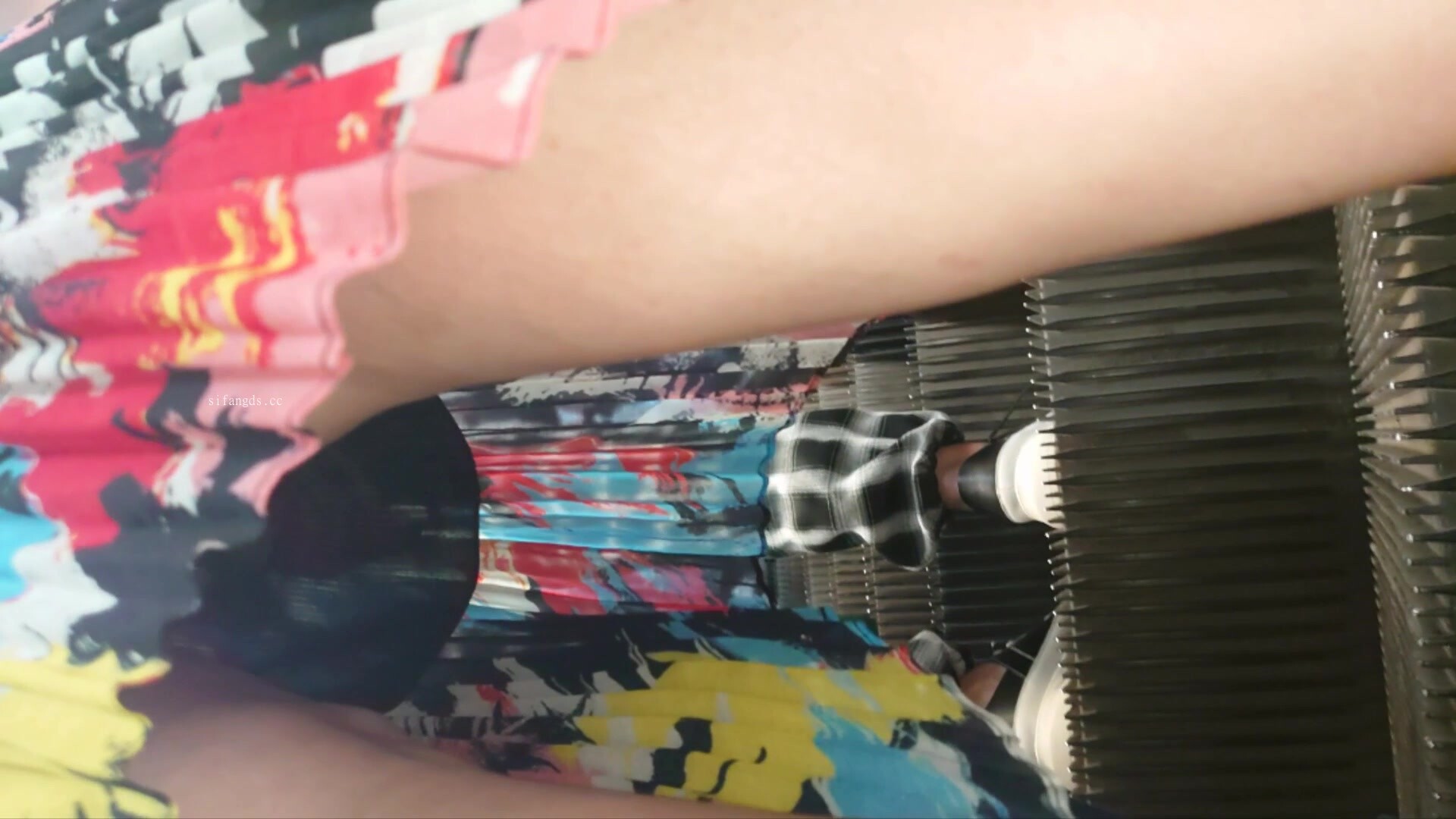 地铁站一路跟踪抄底多位美女少妇❤️一起探寻她们的裙底风光 (20)