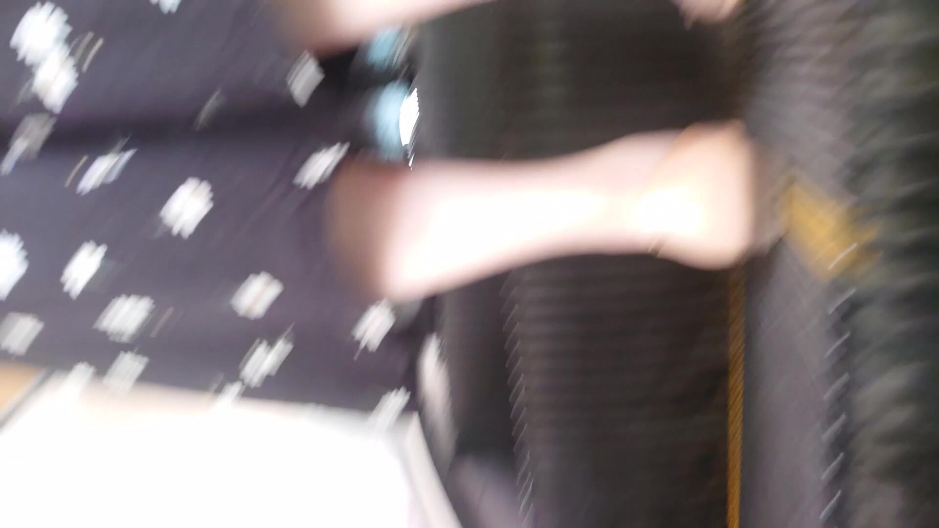 地铁站一路跟踪抄底多位美女少妇❤️好奇她们下面都穿着什么样的内内 (6)