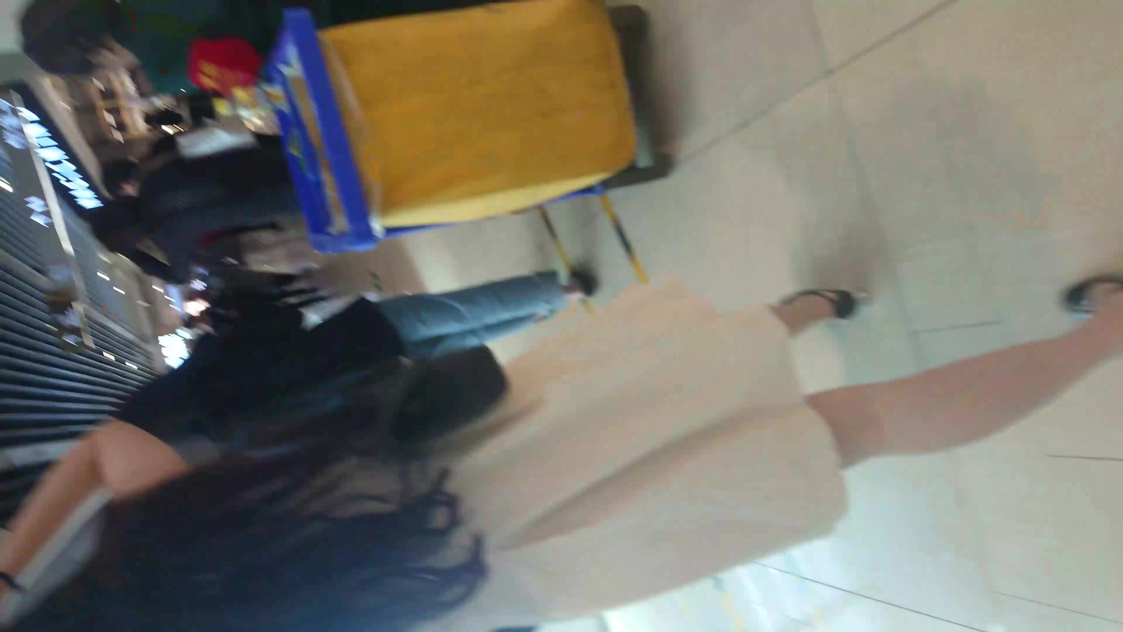 地铁站一路跟踪抄底多位美女少妇❤️好奇她们下面都穿着什么样的内内 (8)