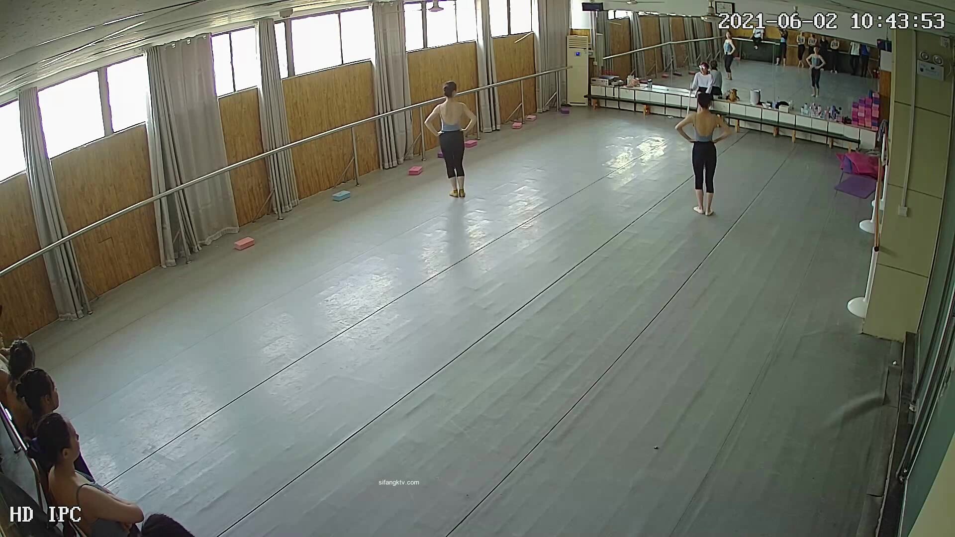 舞蹈班《监控破解》偷拍多位美女学员后台换衣服1 (3)