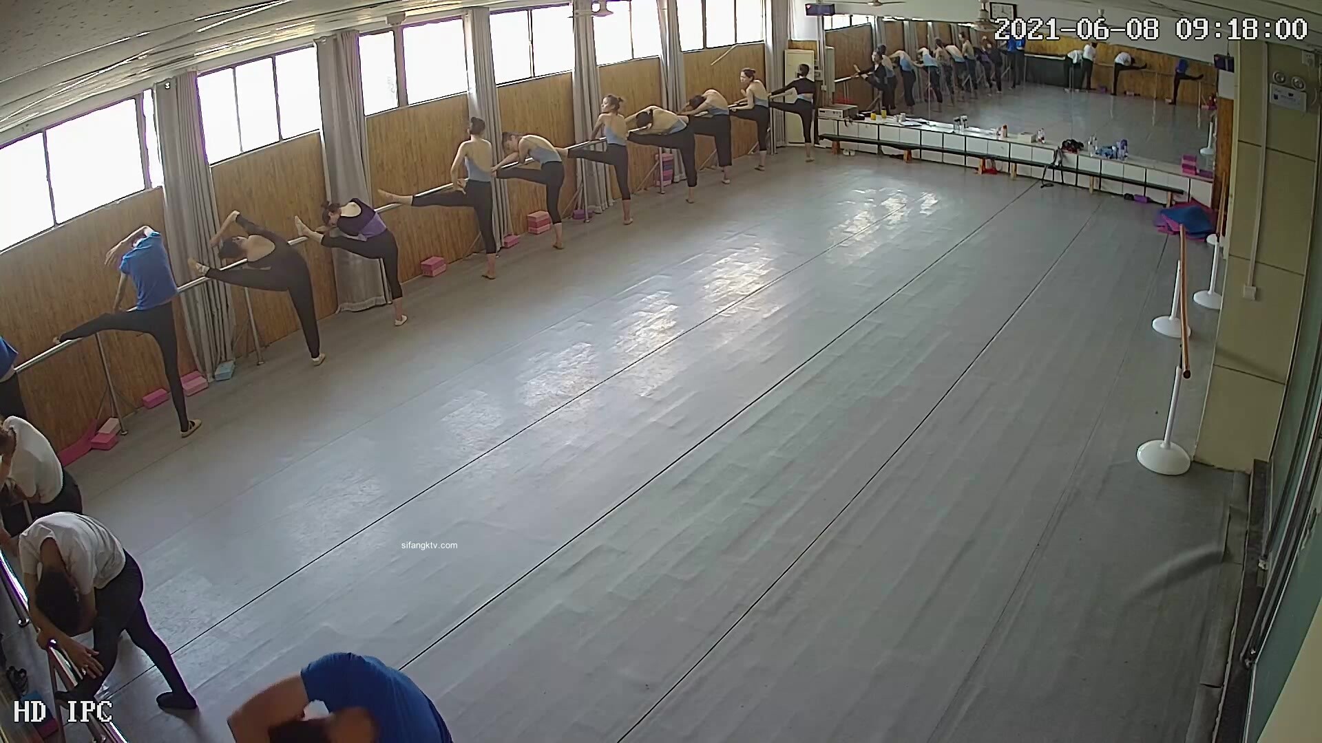 舞蹈班《监控破解》偷拍多位美女学员后台换衣服1 (4)