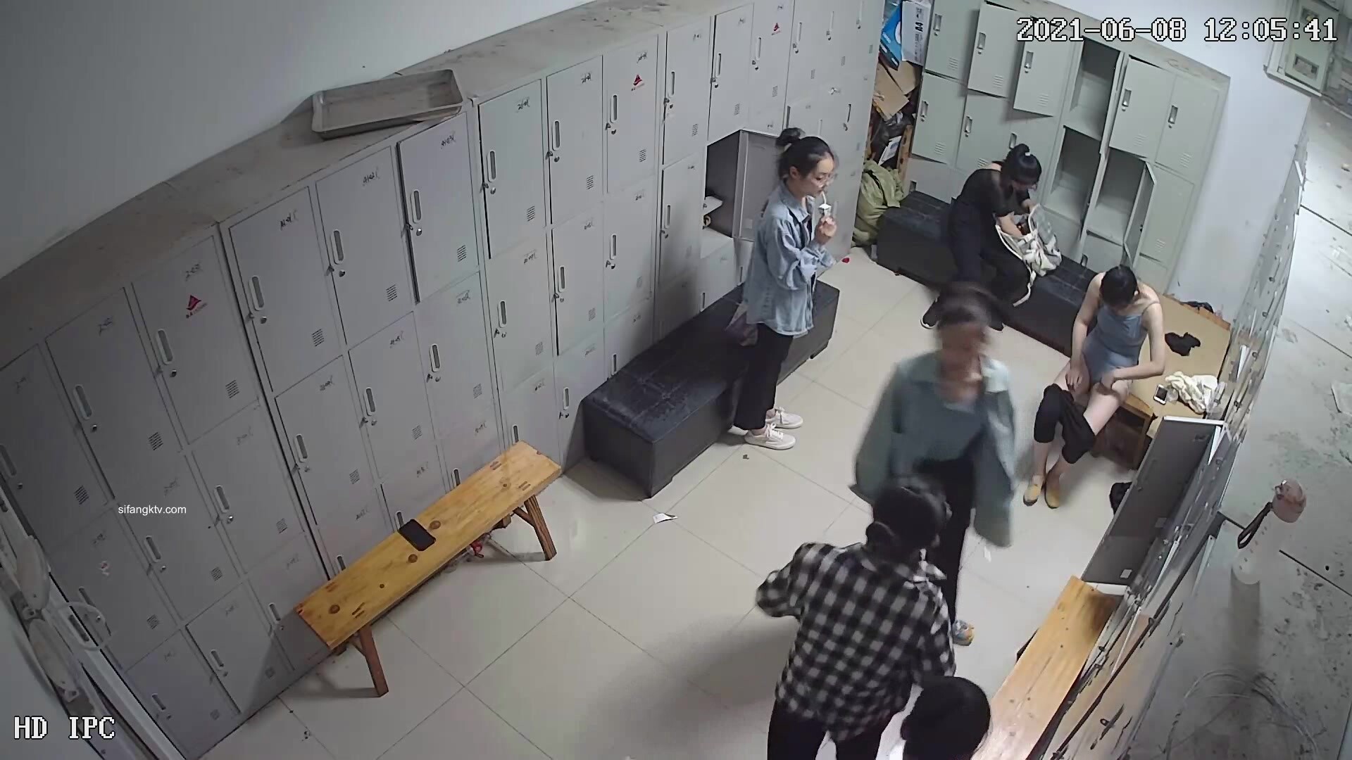 舞蹈班《监控破解》偷拍多位美女学员后台换衣服1 (5)