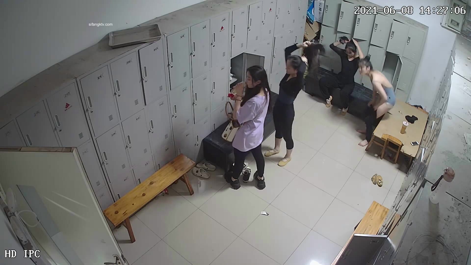 舞蹈班《监控破解》偷拍多位美女学员后台换衣服1 (6)