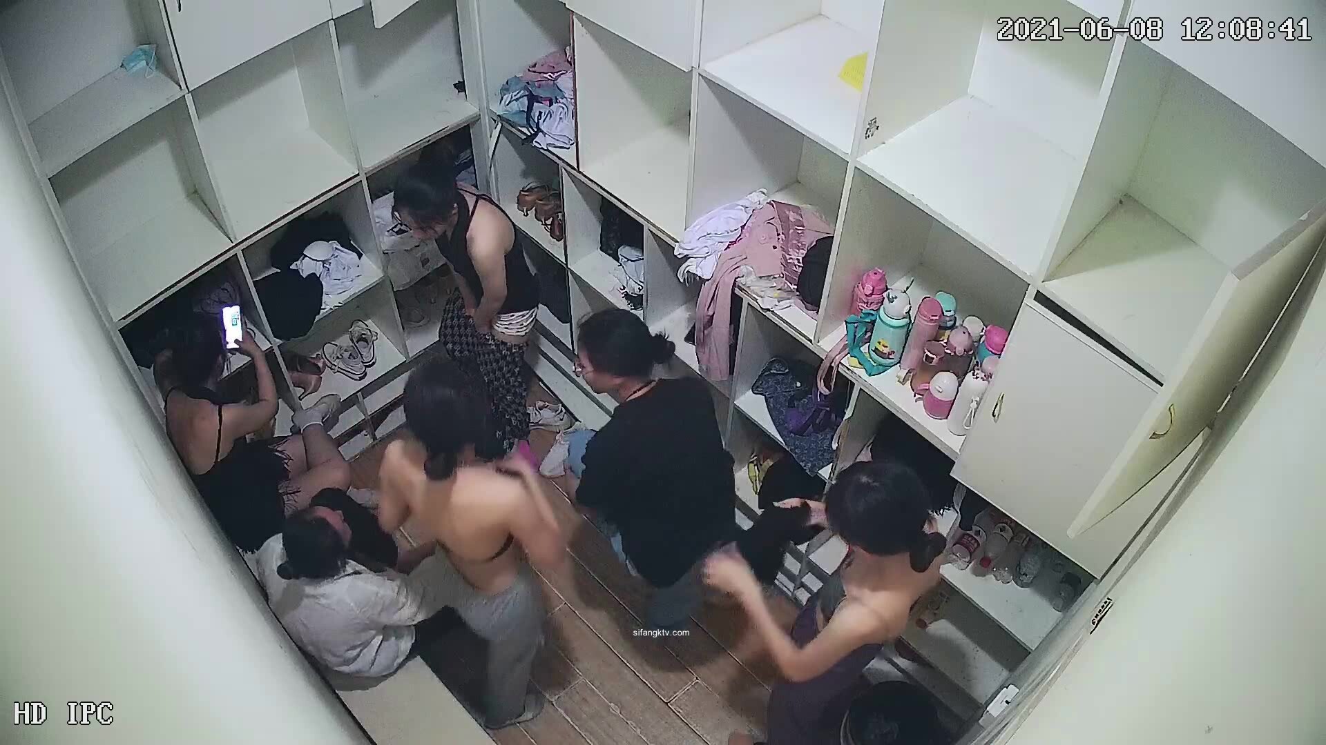 舞蹈班《监控破解》偷拍多位美女学员后台换衣服2 (1)