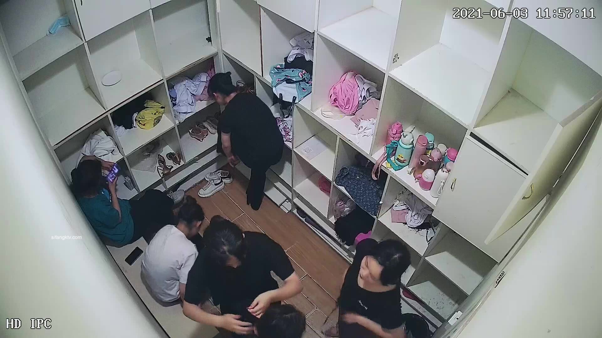 舞蹈班《监控破解》偷拍多位美女学员后台换衣服2 (4)
