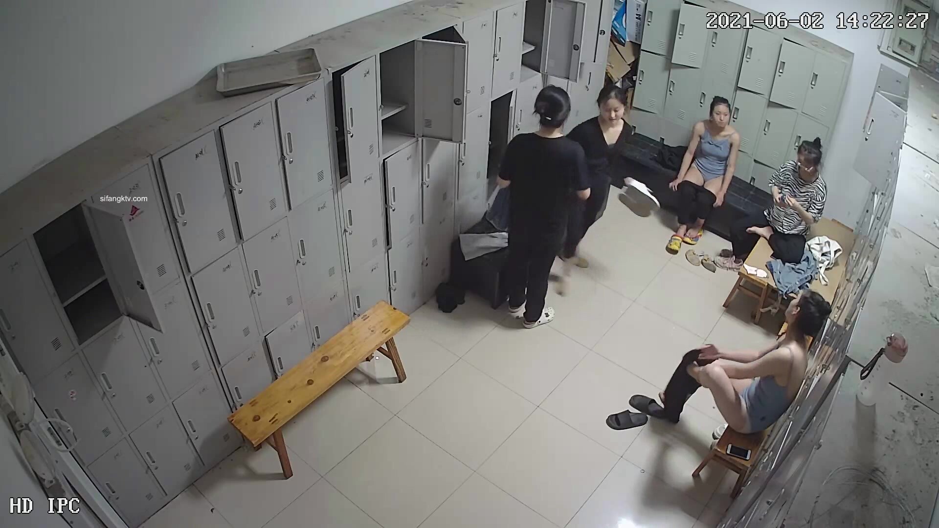 舞蹈班《监控破解》偷拍多位美女学员后台换衣服2 (9)