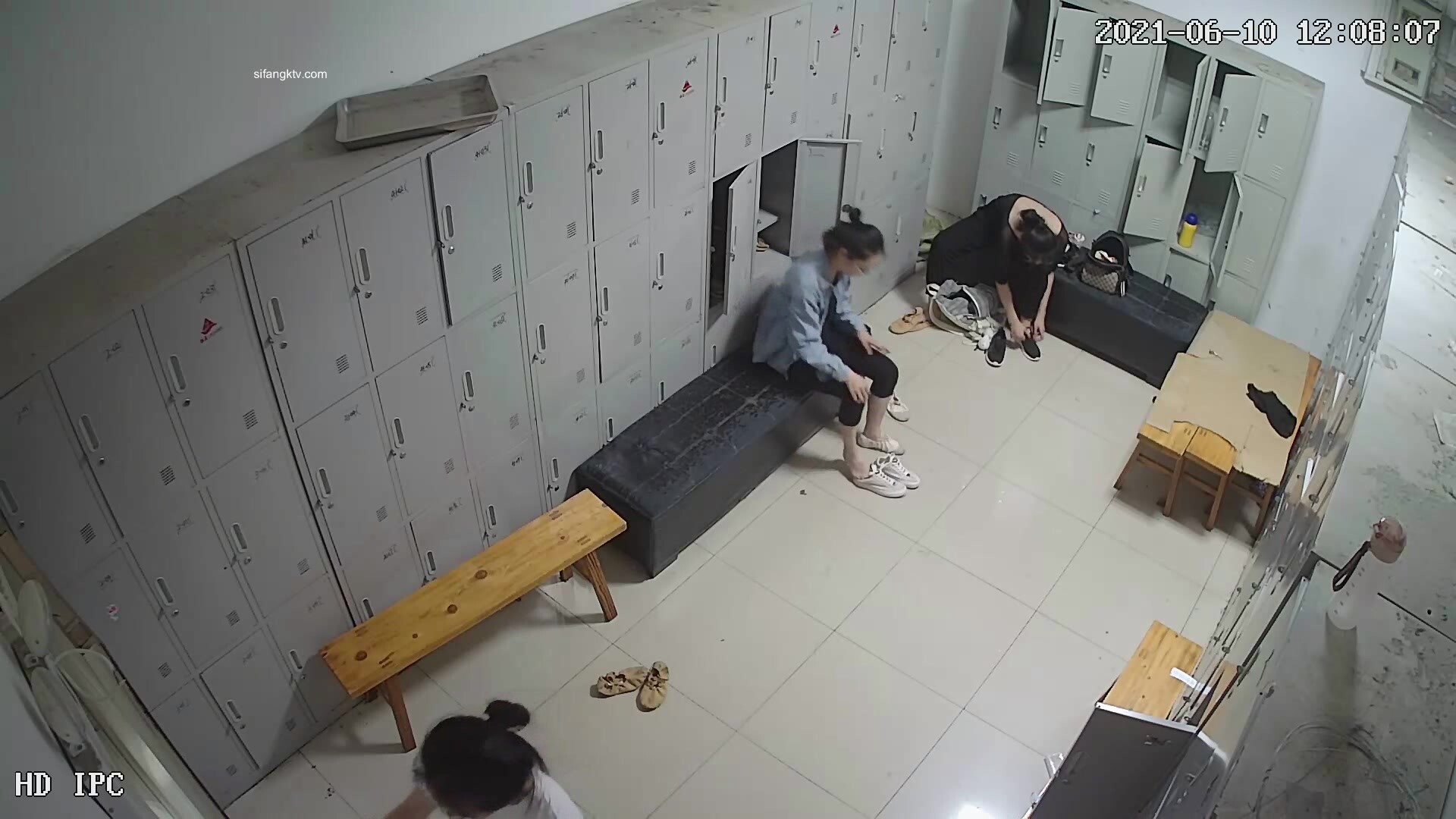 舞蹈班《监控破解》偷拍多位美女学员后台换衣服1 (13)