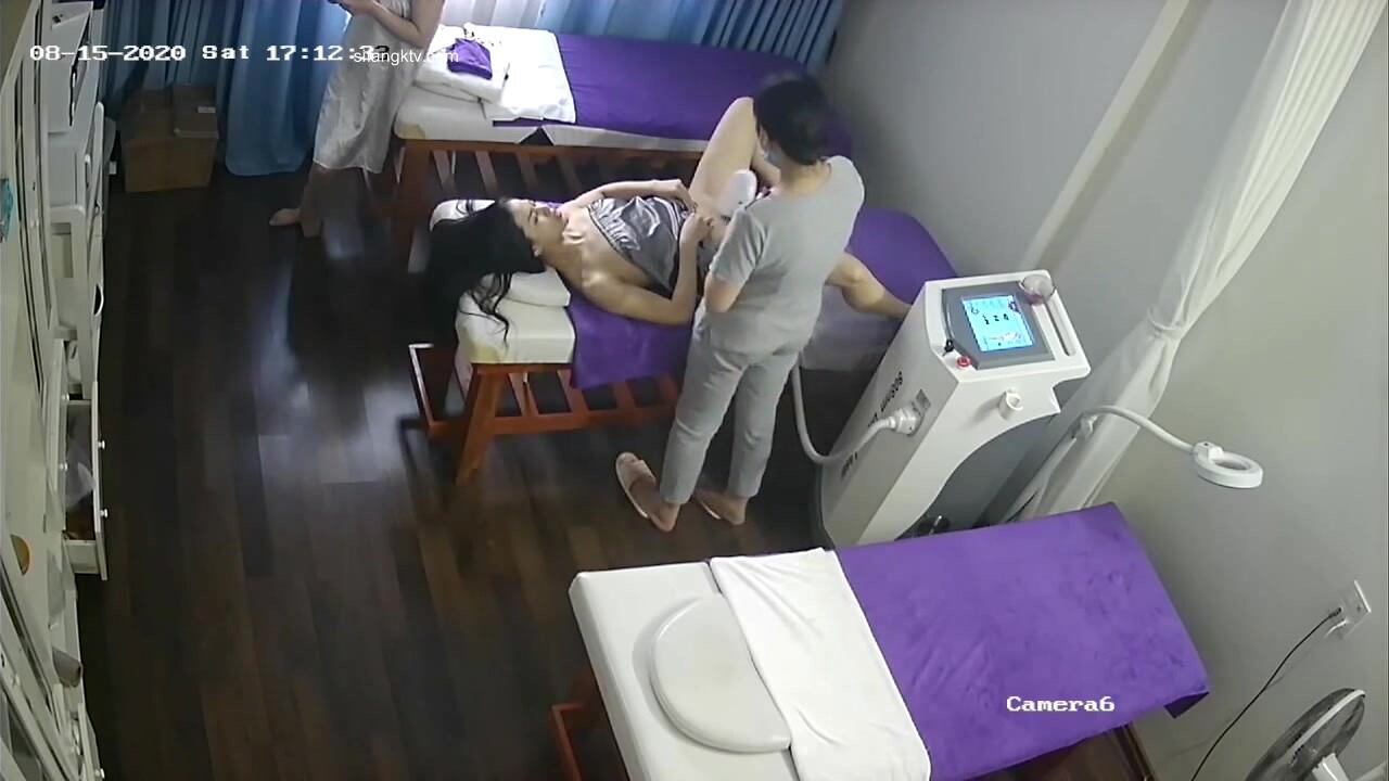 监控破解美体中心多位年轻美女少妇做激光脱B毛和阴部护理 (9)