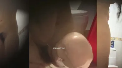 邪恶的房东暗藏摄像头偷拍刚下班的打工妹洗澡