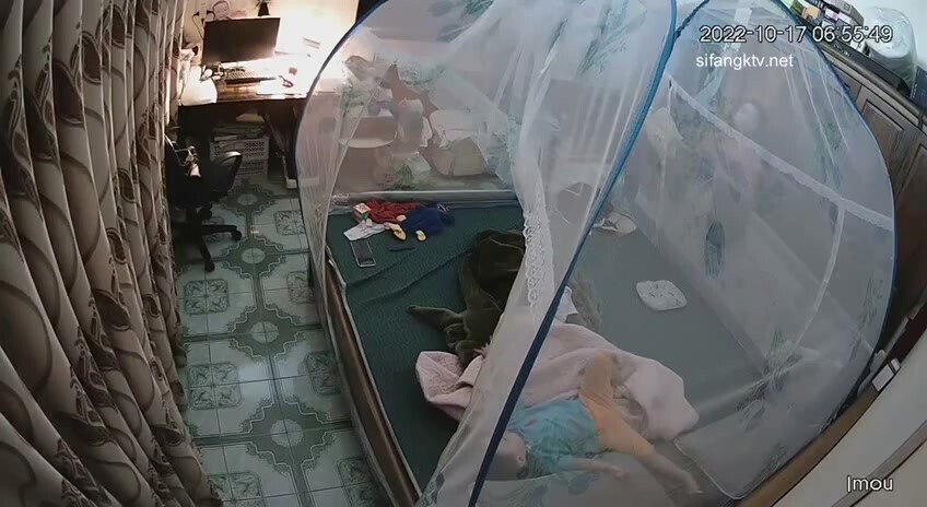 黑客破解家庭网络摄像头偷拍 大叔和年轻貌美娇妻的和谐性生活媳妇 做完一直对着镜子看逼