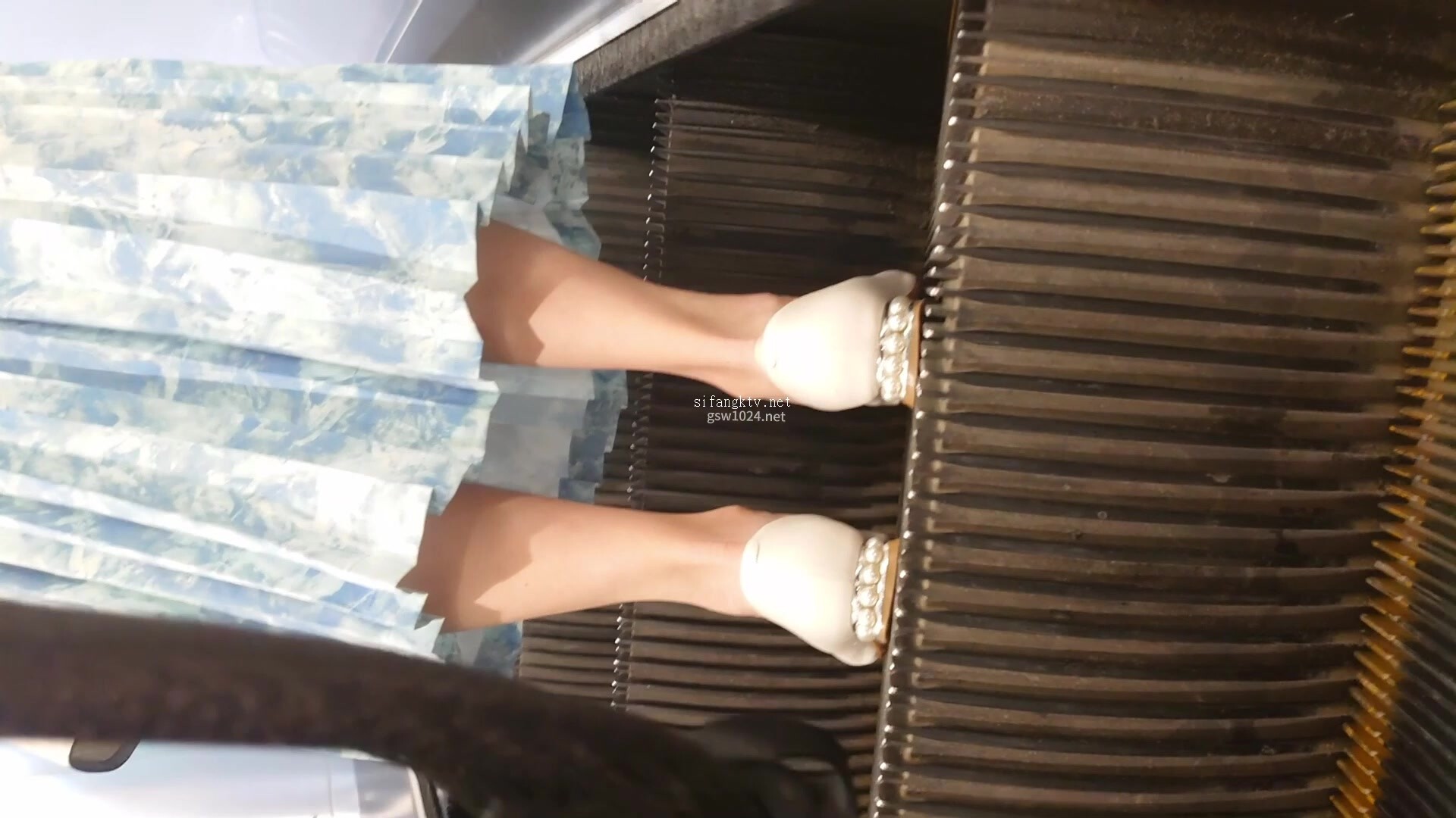 绿色镂空少妇