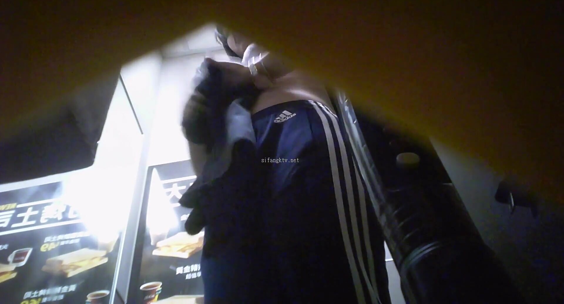 【精品偷拍】麦当劳员工更衣室上下班换衣偷拍-2 (26)