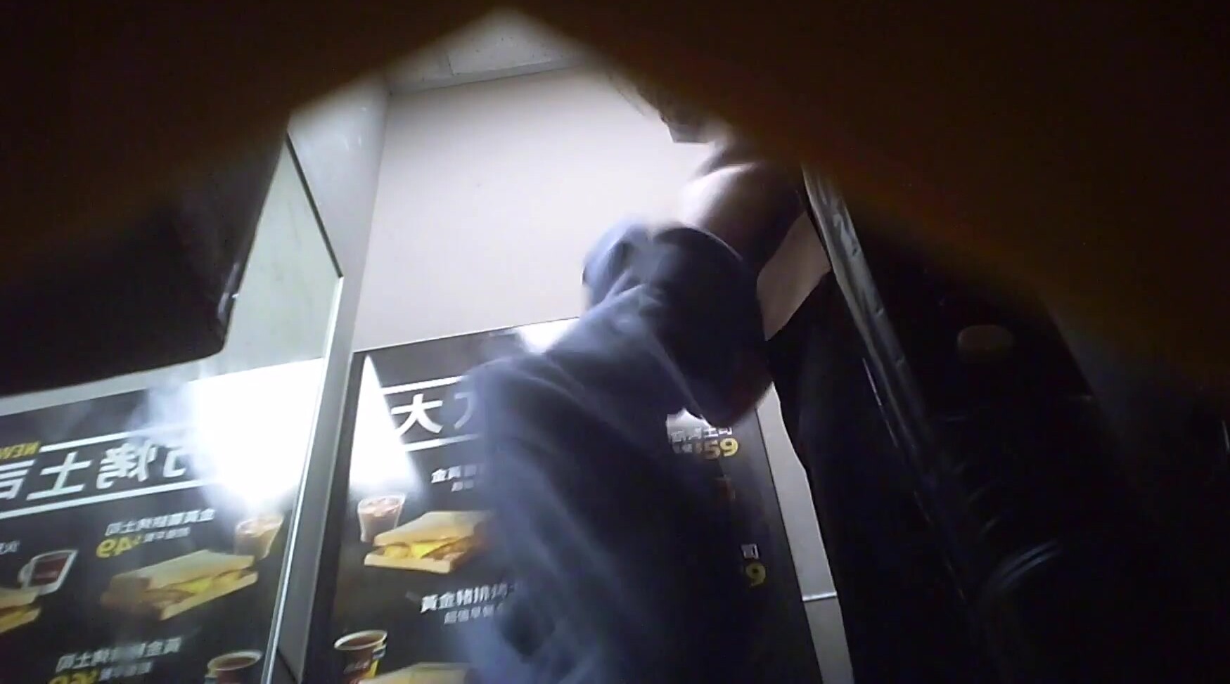 【精品偷拍】麦当劳员工更衣室上下班换衣偷拍 (26)