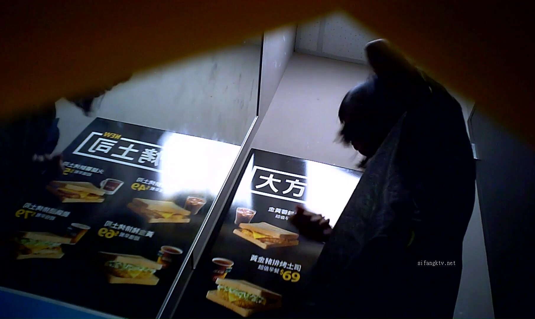 【精品偷拍】麦当劳员工更衣室上下班换衣偷拍-2 (1)