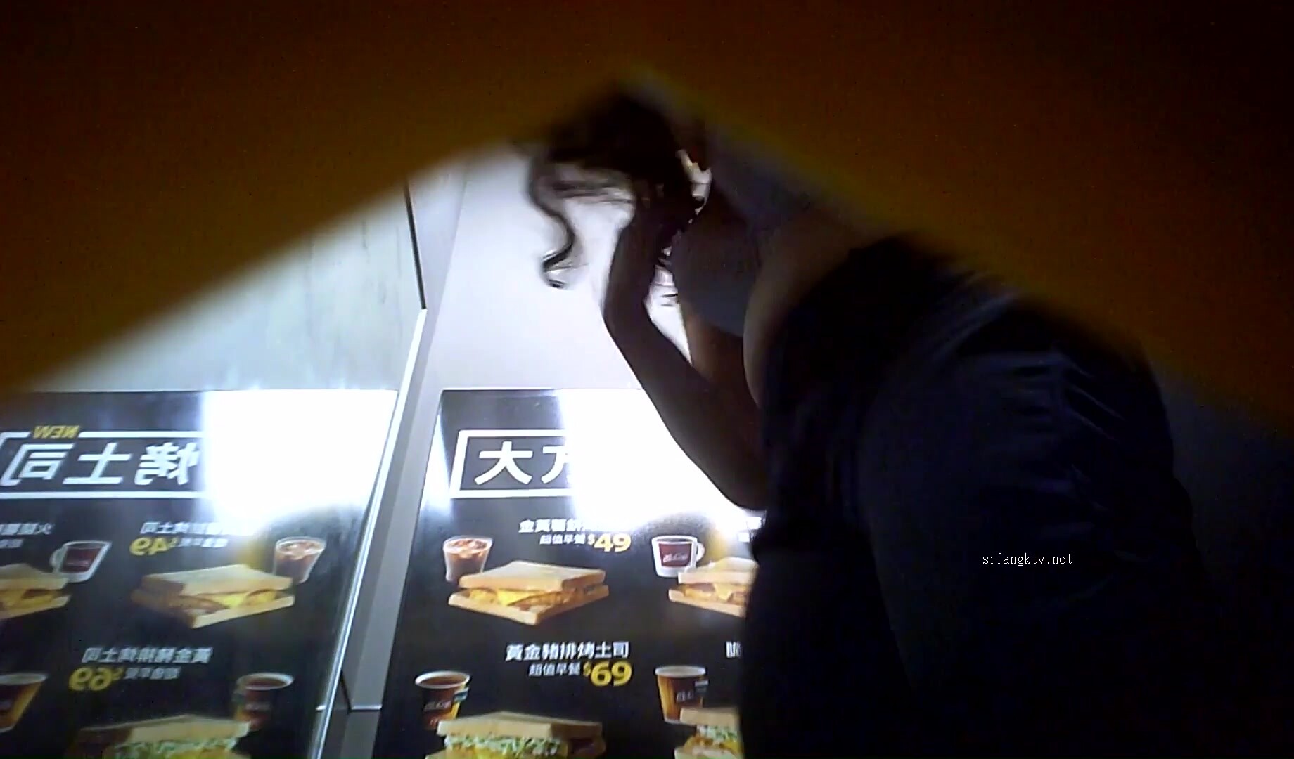 【精品偷拍】麦当劳员工更衣室上下班换衣偷拍-2 (19)