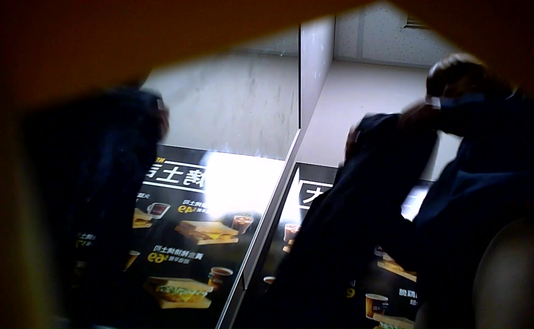 【精品偷拍】麦当劳员工更衣室上下班换衣偷拍-2 (4)