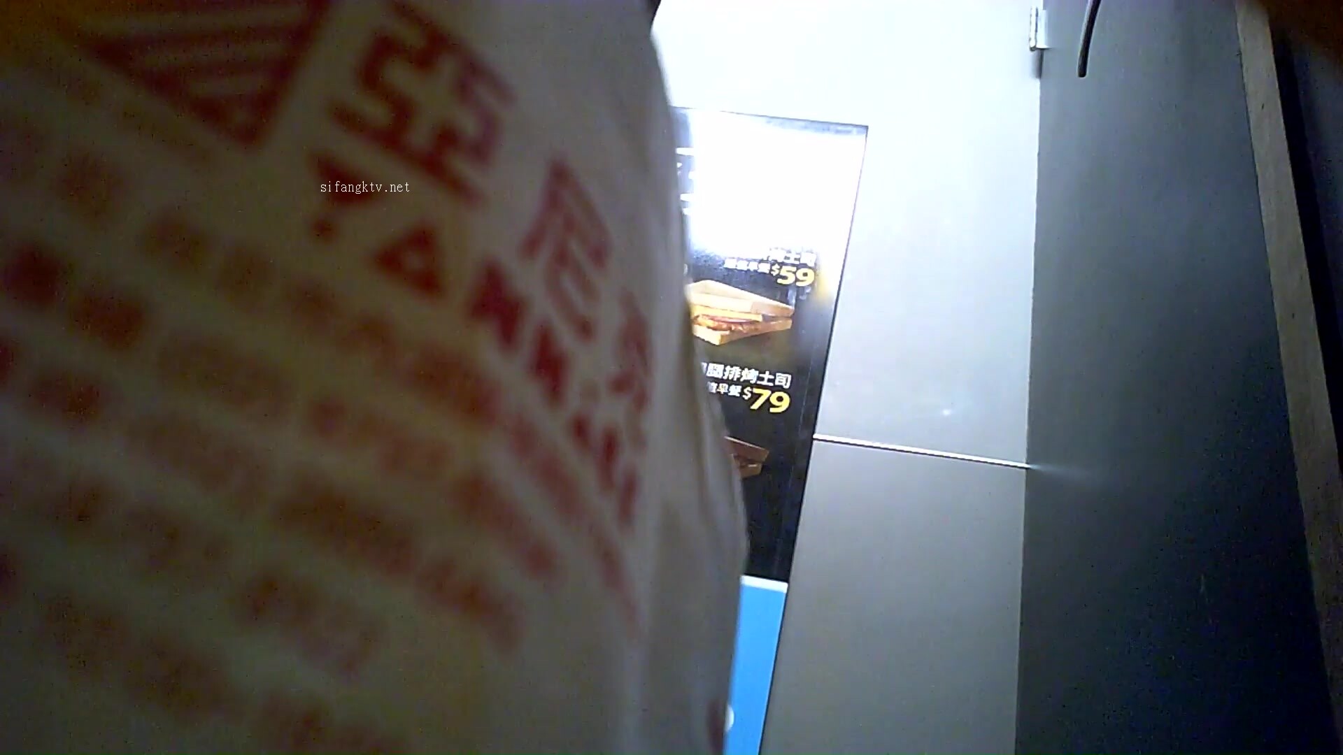 【精品偷拍】麦当劳员工更衣室上下班换衣偷拍-2 (10)