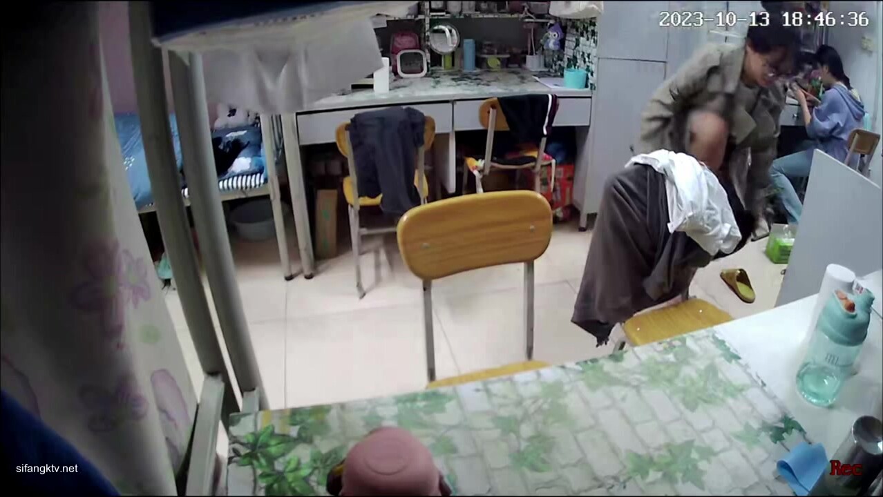 【摄像头】大学生出卖同学在宿舍 安装摄像头偷拍隐私（2） (11)