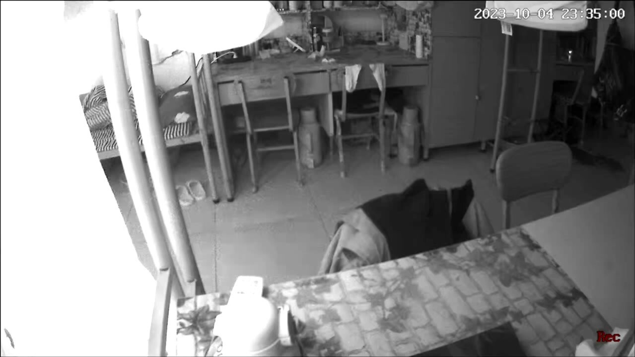 【摄像头】大学生出卖同学在宿舍 安装摄像头偷拍隐私（2） (20)