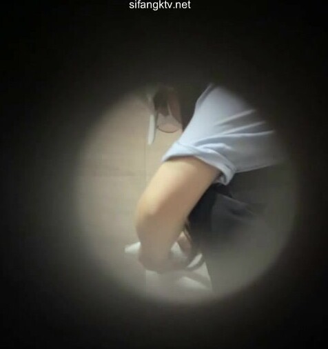 ❤️【 偷窥厕拍】偷窥大神在厕所墙上打洞偷拍小姐姐尿尿2 (2)