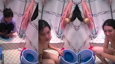 【 家庭洗澡偷拍】翻墙爬窗摆拍 多位小姐姐洗澡换衣服 (10)