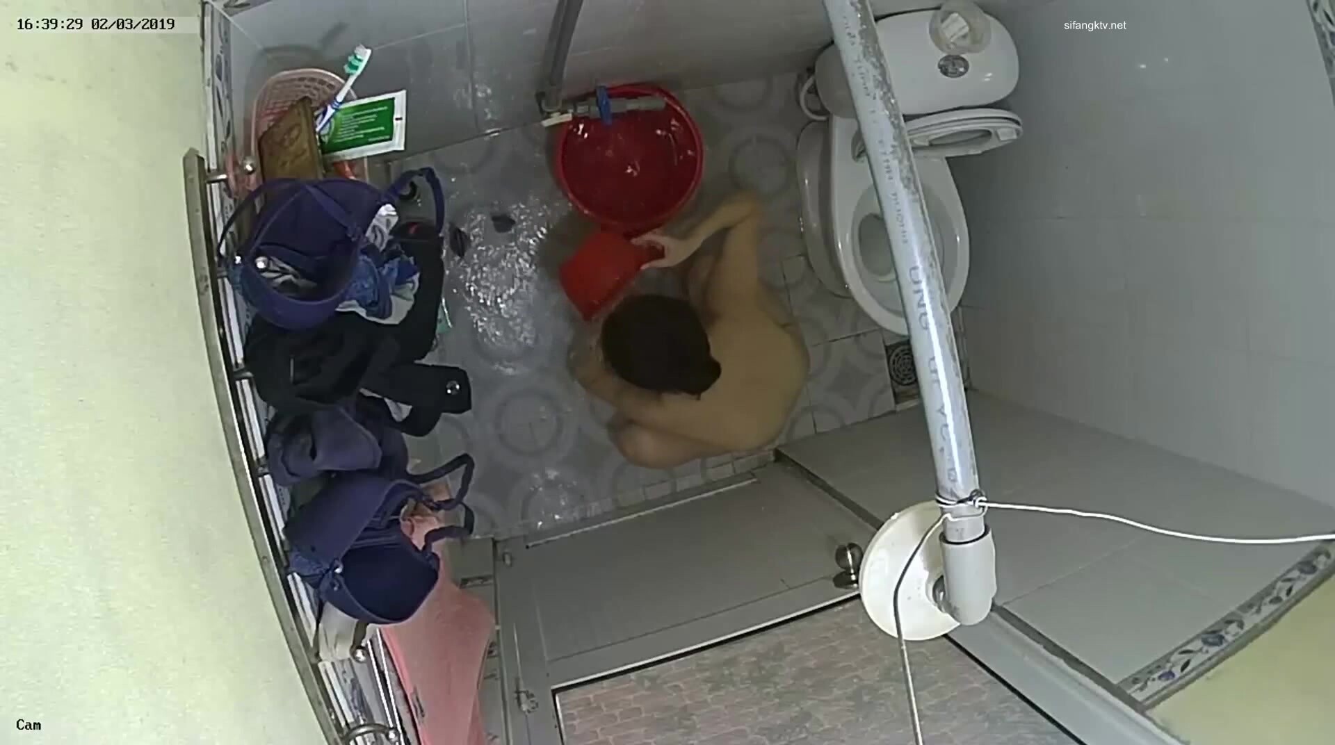【 家庭洗澡偷拍】翻墙爬窗摆拍 多位小姐姐洗澡换衣服 (3)
