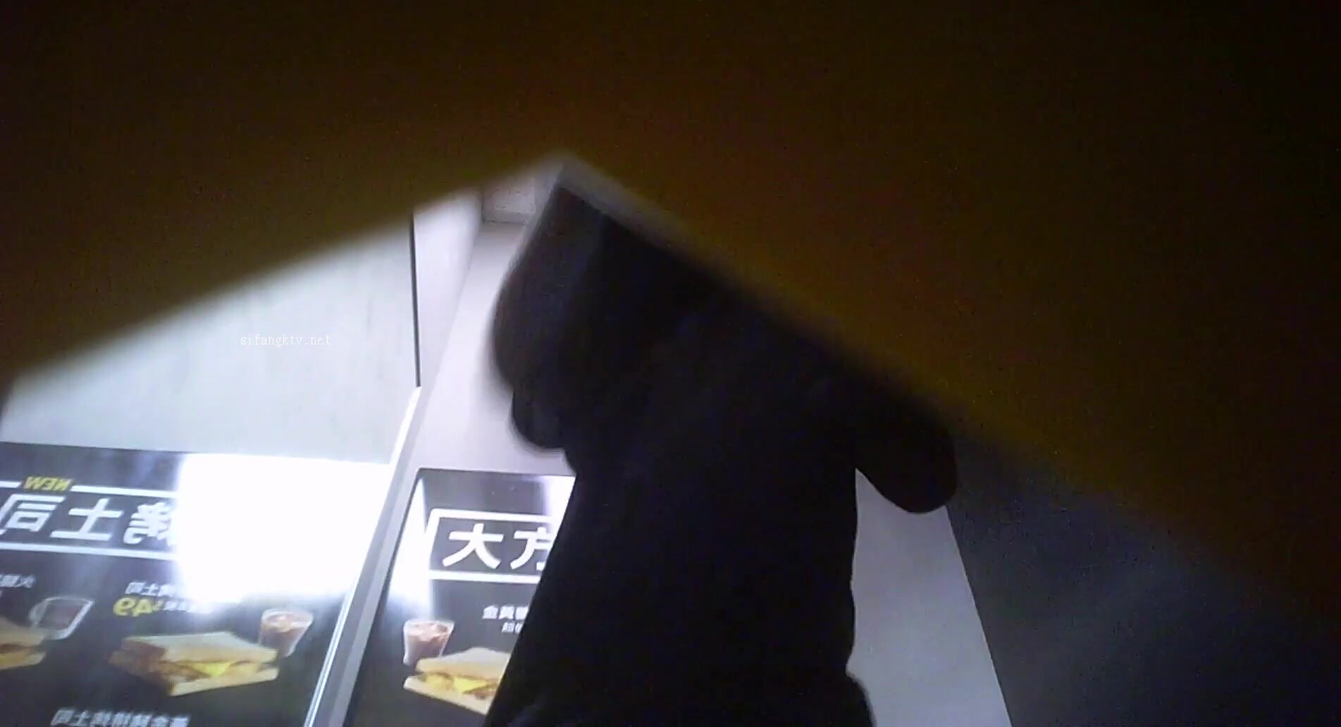 【精品偷拍】麦当劳员工更衣室上下班换衣偷拍 (20)