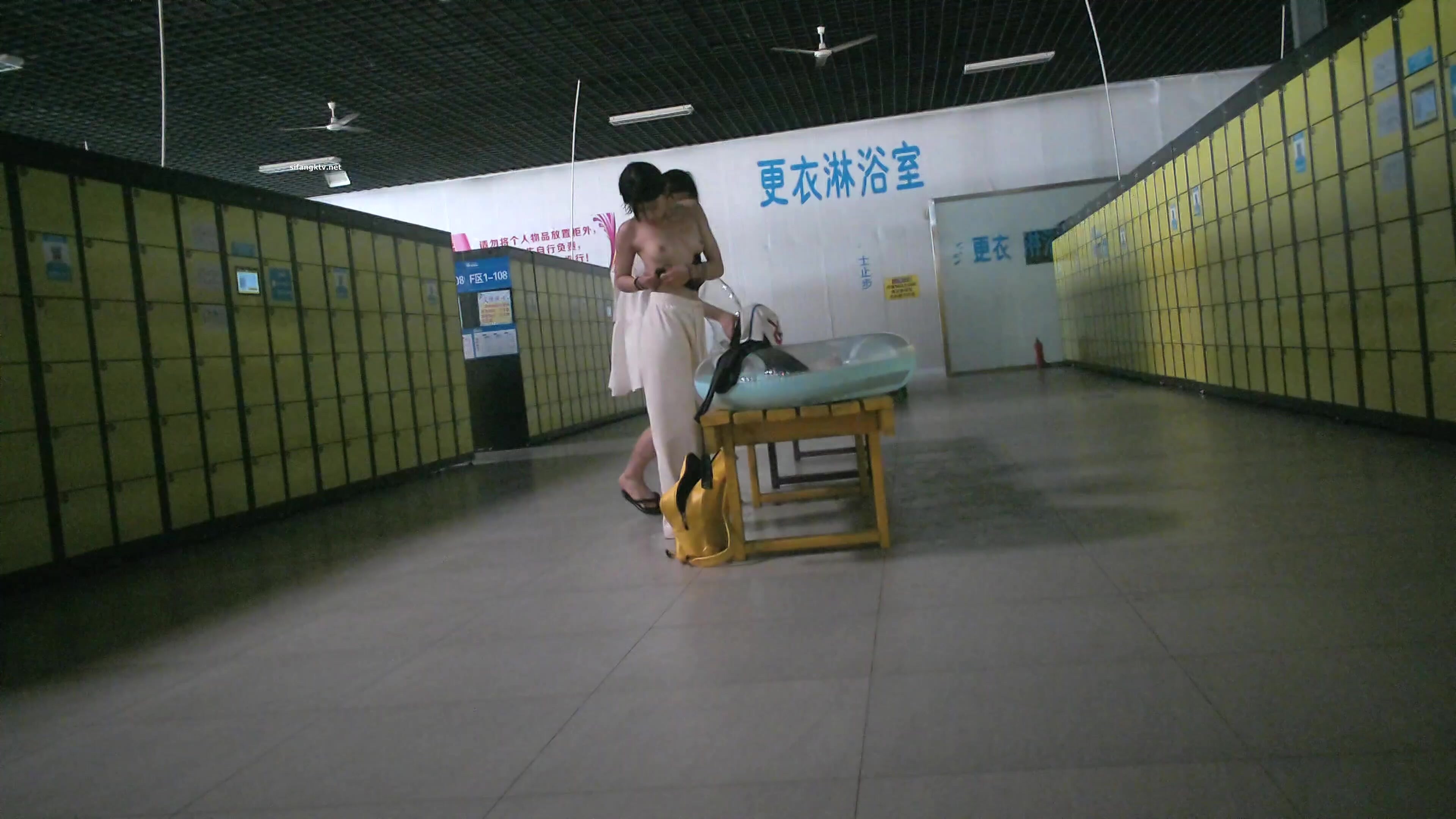 【重磅首发】国内某水上乐园偷拍淋浴换衣 美女如云 (17)