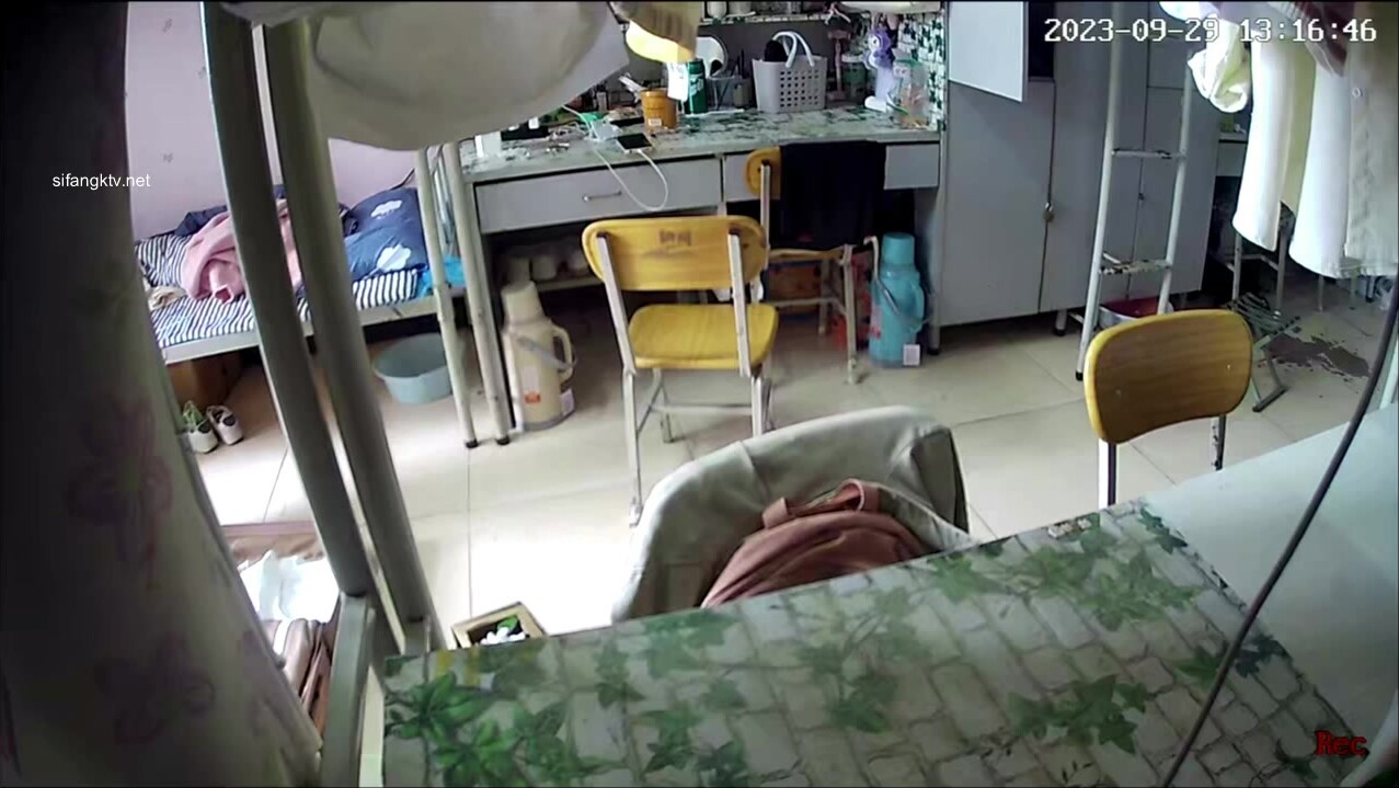 【摄像头】大学生出卖同学在宿舍 安装摄像头偷拍隐私（2） (21)