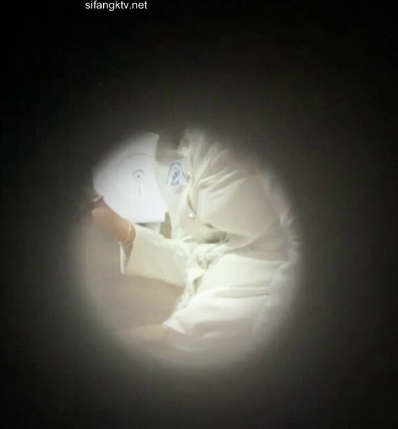 ❤️【 偷窥厕拍】偷窥大神在厕所墙上打洞偷拍小姐姐尿尿2 (3)