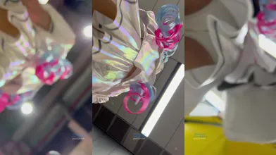 【 KFC 】短裙COSER逛街拍照 薄白色内内透黑森林 尿黄了一片