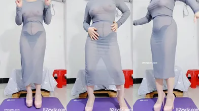 人妻、轻熟女、大奶肥臀控必备！曾火爆全网的优酷热舞阿姨【梅姐】定制私拍，黑丝肉丝各种情趣露奶露阴骚摇挑逗 (1)